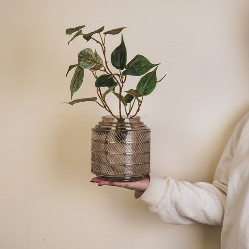 Jarrón de vidrio con patrón ahumado