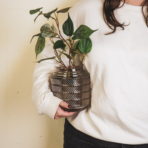 Jarrón de vidrio con patrón ahumado