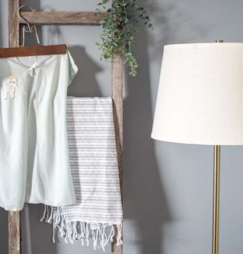 Estante de escalera rústico negro ahumado