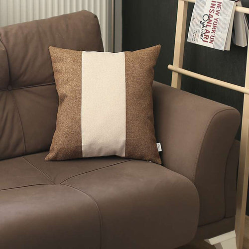 Cojín con detalle de correa en marrón y marfil 