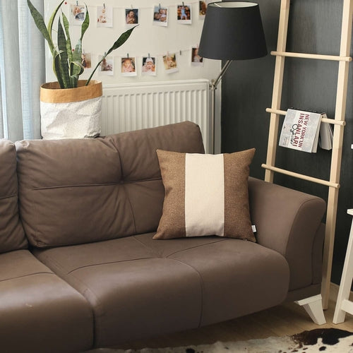 Cojín con detalle de correa en marrón y marfil 