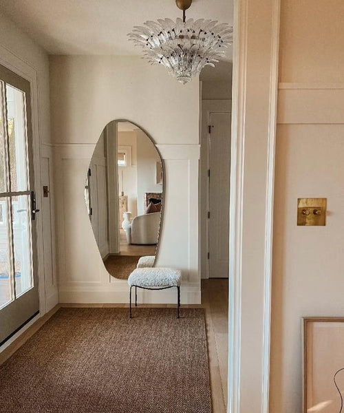 Espejo de pared asimétrico con marco de madera: espejo moderno y escultural de North Kaiser