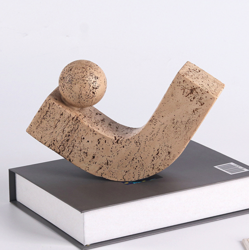 Escultura esférica de piedra con arco sereno