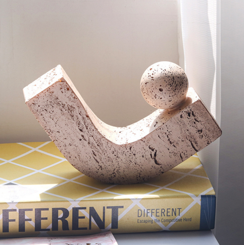 Escultura esférica de piedra con arco sereno