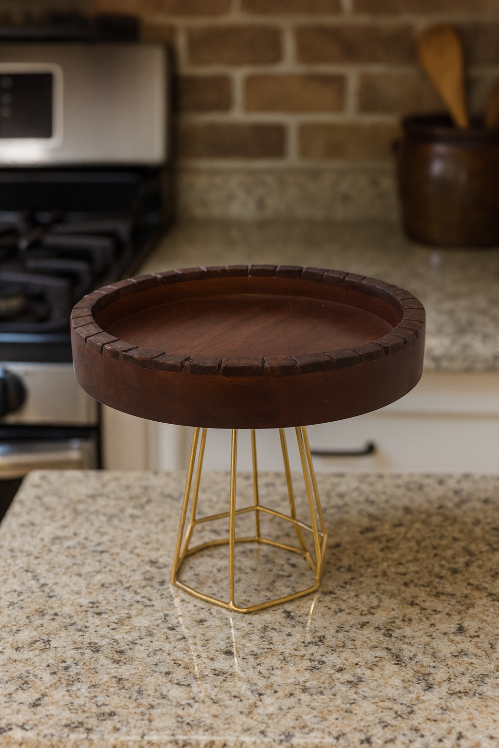 Pedestal giratorio para postres Celestique de madera y oro