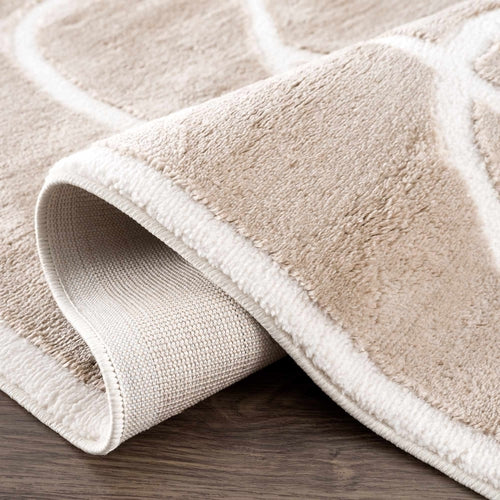 Alfombra de pelo largo texturizado de color crema y blanco con flecos 