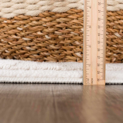 Alfombra de pelo largo texturizado de color crema y blanco con flecos 