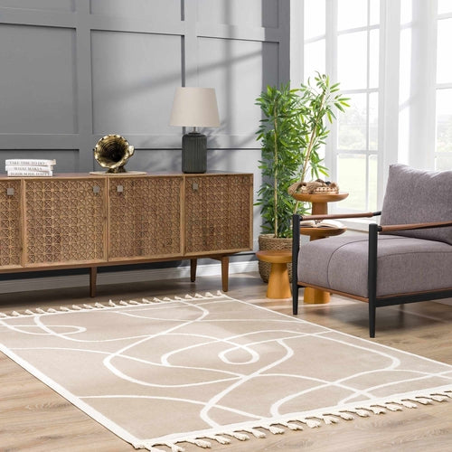 Alfombra de pelo largo texturizado de color crema y blanco con flecos 