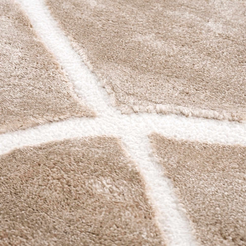 Alfombra de pelo largo texturizado de color crema y blanco con flecos 