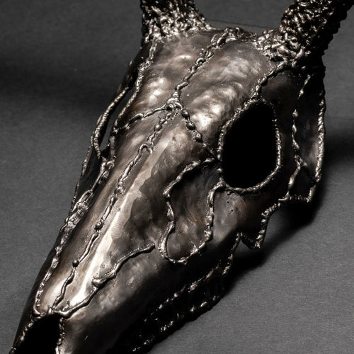 Montura de ciervo europea «El Fin»: Escultura de cráneo de ciervo de ocho puntas