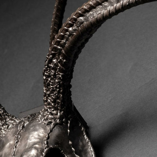 Montura de ciervo europea «El Fin»: Escultura de cráneo de ciervo de ocho puntas