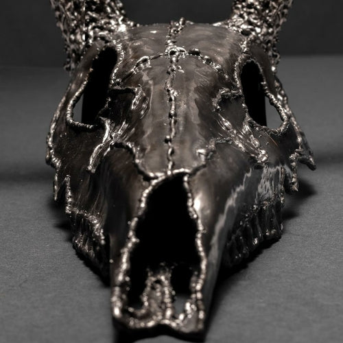 Montura de ciervo europea «El Fin»: Escultura de cráneo de ciervo de ocho puntas