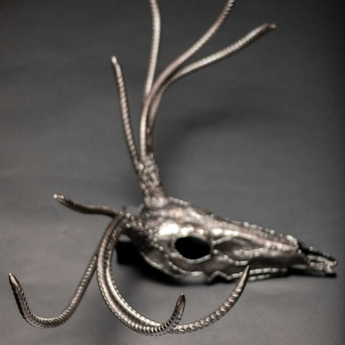 Montura de ciervo europea «El Fin»: Escultura de cráneo de ciervo de ocho puntas