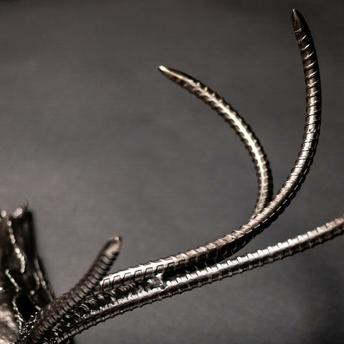 Montura de ciervo europea «El Fin»: Escultura de cráneo de ciervo de ocho puntas