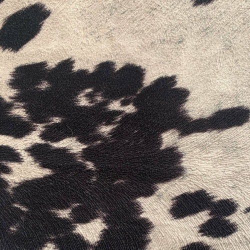 Cojín de lujo con estampado de piel de vaca negra 