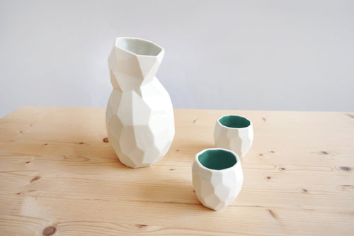 Geometrisches Porzellan-Sake-Set mit farbiger Innenseite – Dreiteilige Kollektion