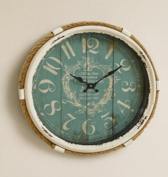 Reloj de pared náutico vintage con marco de metal desgastado 