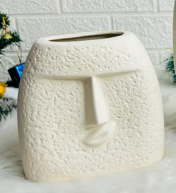 Jarrón de cerámica con cara esculpida blanca