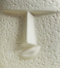 Jarrón de cerámica con cara esculpida blanca