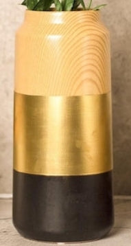 Jarrón moderno de cerámica blanca y dorada con detalles de madera