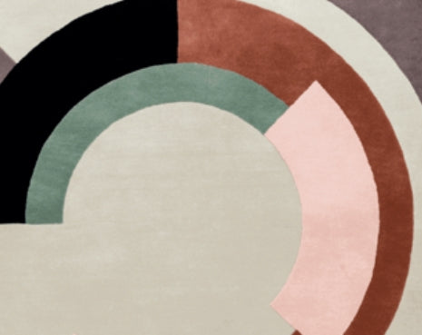 Alfombra tejida a mano con patrón triangular 