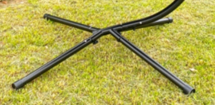 Hängesessel aus Korbgeflecht mit Gestell 