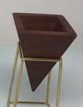 Conjunto de maceteros y jarrones “Geometric Brass Duo” de SOLACE ATELIER