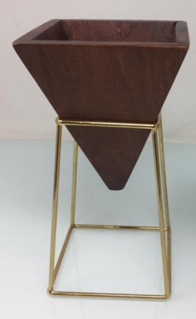 Conjunto de maceteros y jarrones “Geometric Brass Duo” de SOLACE ATELIER