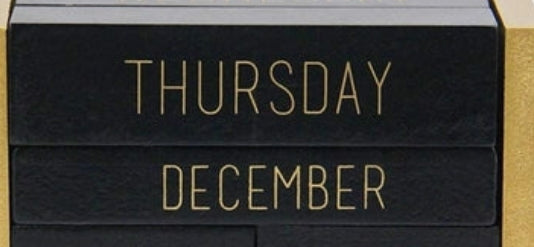 Alltagskalender aus cremefarbenem Holzblock