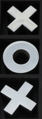 Escultura de juego de tres en raya de níquel y madera oscura