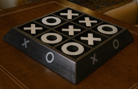 Escultura de juego de tres en raya de níquel y madera oscura