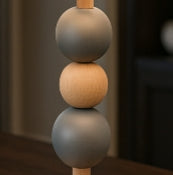 Lámpara de mesa Luxe con brillo cálido: base de madera gris y pantalla dorada