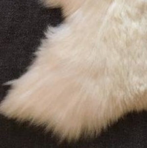 Alfombra de piel de cordero color marfil 