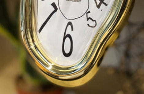 Reloj de pared surrealista derretido