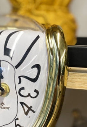 Reloj de pared surrealista derretido