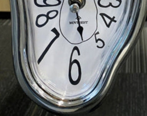 Reloj de pared surrealista derretido