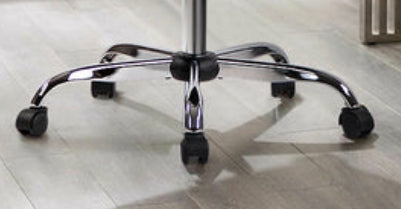 Drehsessel mit mittelhoher Rückenlehne aus weißem Leder und Chromakzenten