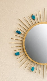 Espejo de pared con ágata en rodajas: espejo circular con piedras preciosas y detalles dorados.