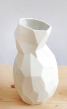 Geometrisches Porzellan-Sake-Set mit farbiger Innenseite – Dreiteilige Kollektion