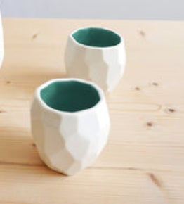 Geometrisches Porzellan-Sake-Set mit farbiger Innenseite – Dreiteilige Kollektion