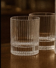 Juego de decantador de vidrio repujado y vaso estilo antiguo: colección de cinco piezas