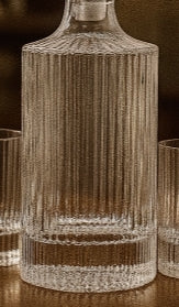 Set aus geprägter Glaskaraffe und Old-Fashioned-Trinkglas – Fünfteilige Kollektion