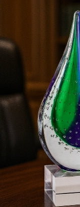 Centro de mesa de cristal soplado en forma de lágrima sobre base pulida – Escultura artística de vidrio de 30 cm