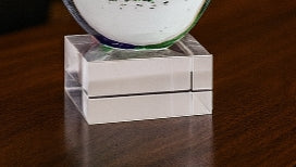 Centro de mesa de cristal soplado en forma de lágrima sobre base pulida – Escultura artística de vidrio de 30 cm