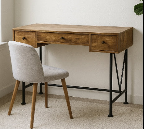 Rustikaler Schreibtisch im Landhausstil mit 3 Schubladen – Antikholz-Finish und schwarzem Metallgestell