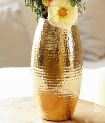 Jarrón de metal martillado: un elegante detalle decorativo para interiores modernos