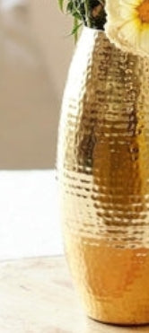 Jarrón de metal martillado: un elegante detalle decorativo para interiores modernos