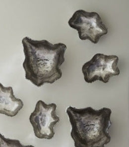 Escultura de pared pequeña de plata y ónix fundido