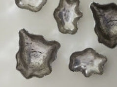 Escultura de pared pequeña de plata y ónix fundido