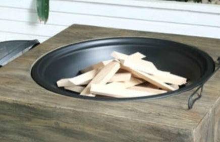 Feuerstelle aus Holzverbundmaterial mit Funkenschutzgitter – Design für den Außenbereich zum Verbrennen von Holz